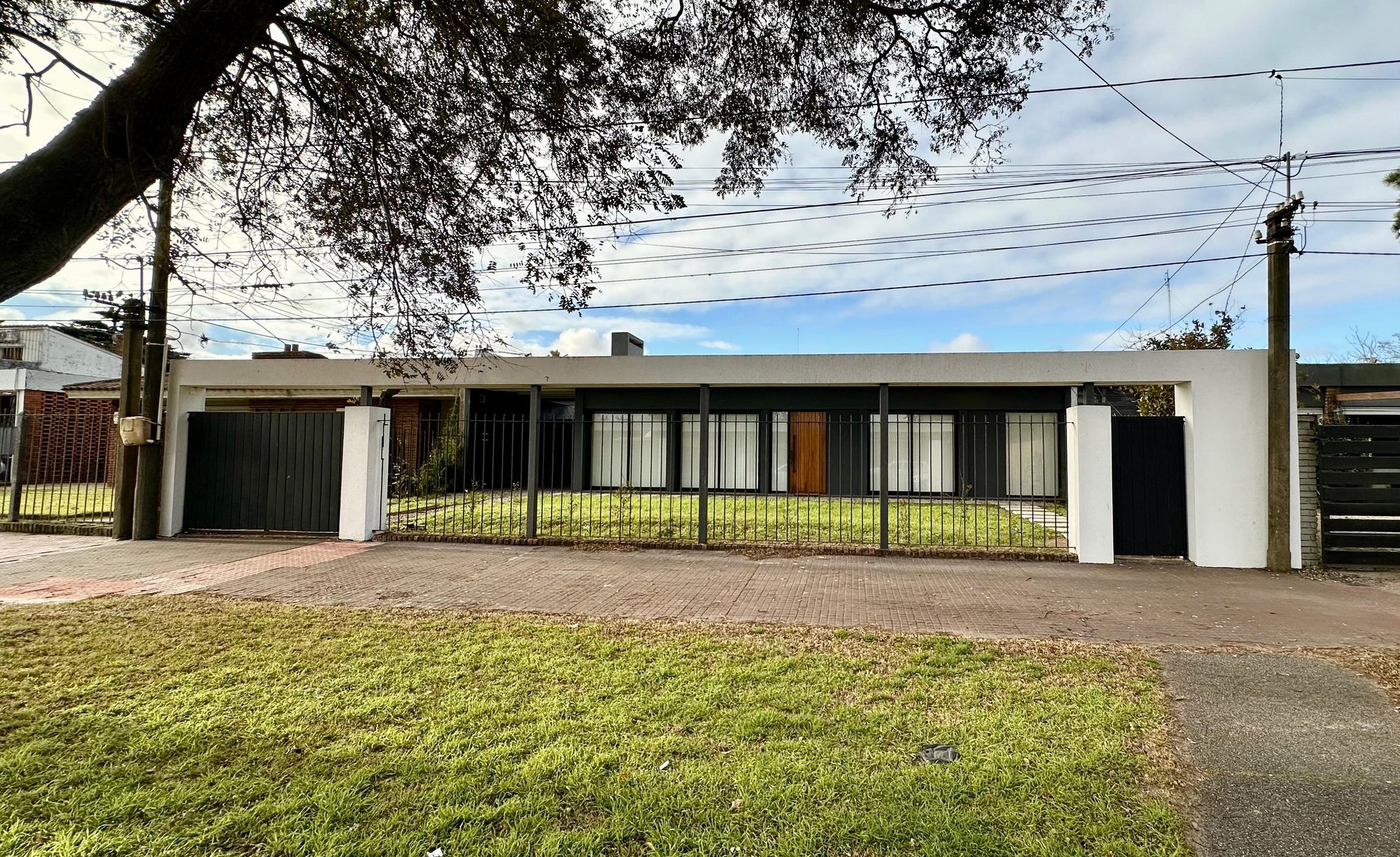Fachada de ENTRE Casa Jardín sobre Av. Bolivia, Carrasco